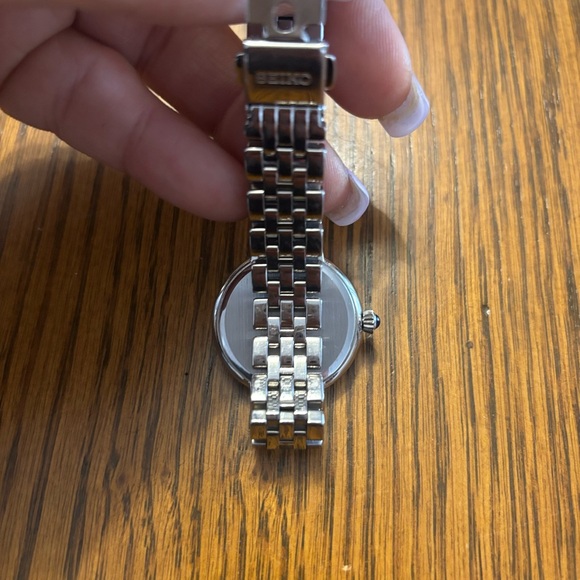 Seiko Classic Silver Timepiece - Picture 2 of 3
